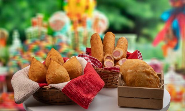 thumbnai do curso  Salgadinhos fritos: coxinha, enroladinho de salsicha e rissole